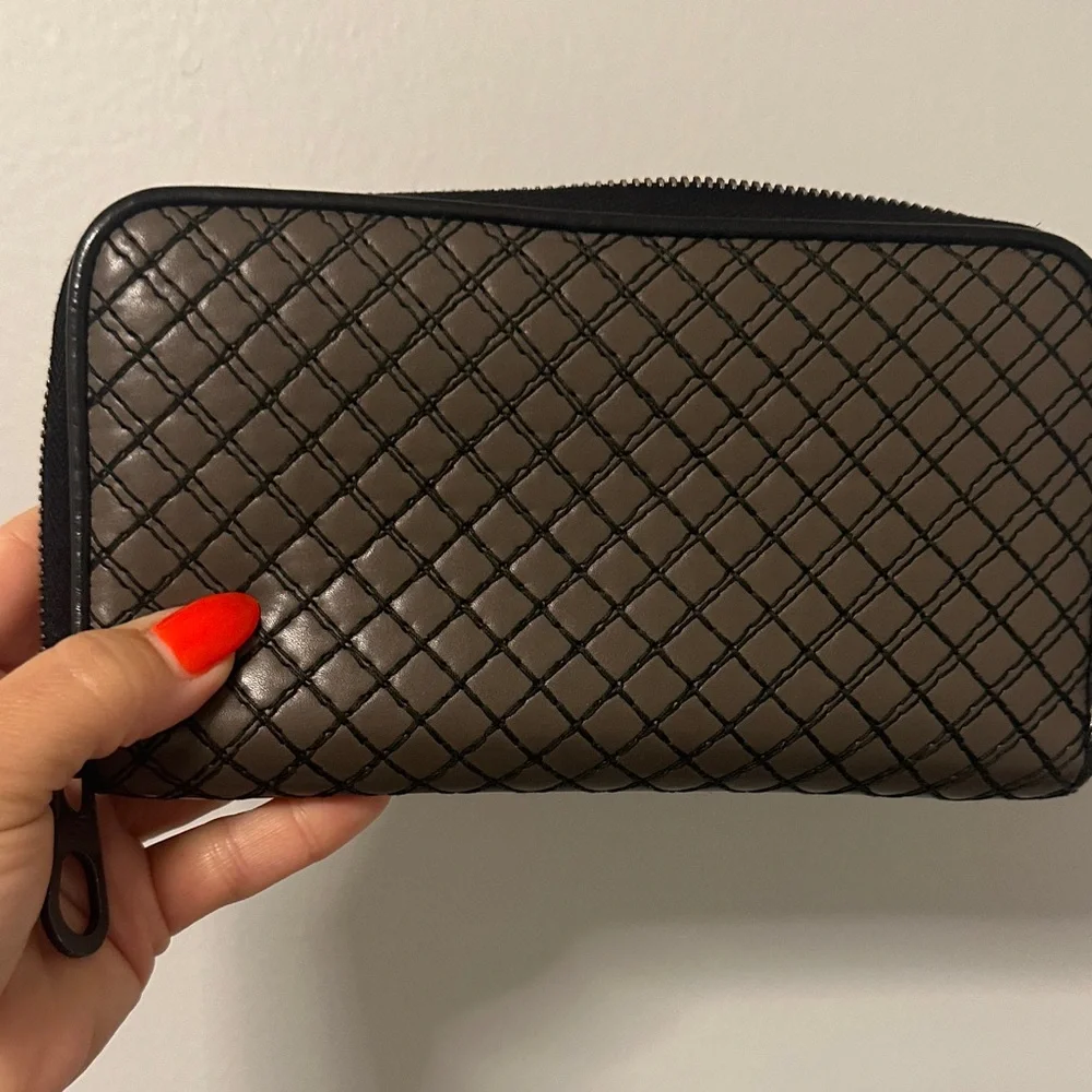 Bottega Veneta Dark Beige & Black Woven Zip Around Wallet. NWOT & Incl Orig Box - Picture 12 of 15